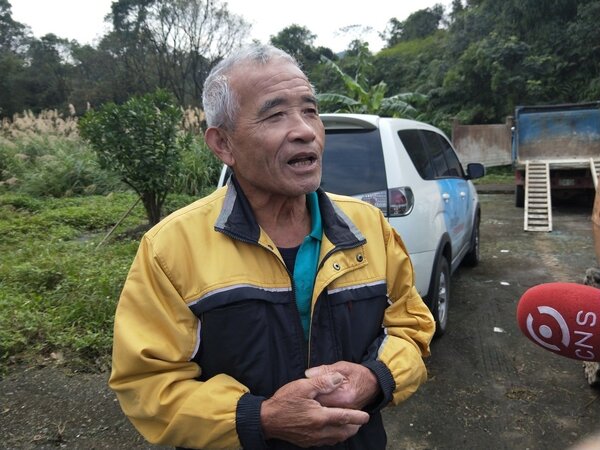 72歲的李榮宗養了35頭豬，他今天說要退場，不養了。記者游明煌／攝影 