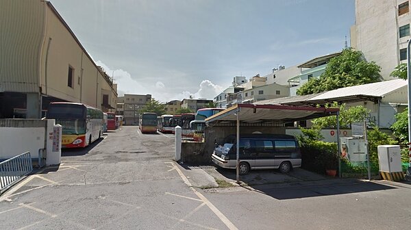 高雄客運自立站造成北高首座複合式商場影城。圖/googlemap