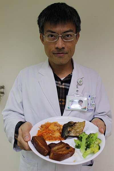 衛福部豐原醫院營養師許啟松表示,冰箱的冷藏溫度不夠低,復熱時溫度沒有達75°C以上,都可能造成腸胃炎發生。記者余采瀅/攝影