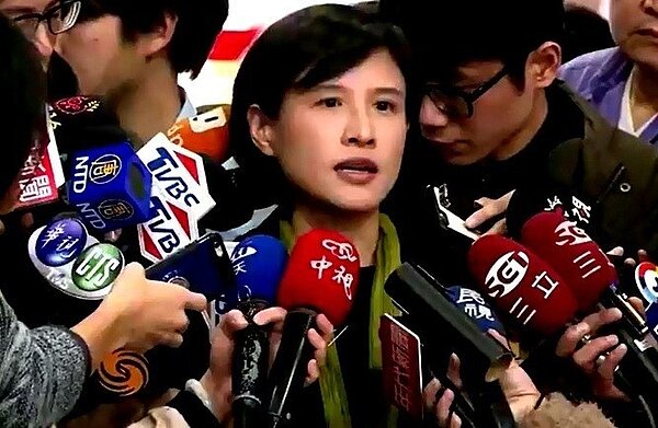 文化部長鄭麗君下午首度露面回應被打巴掌事件。記者張錦弘／攝影 
