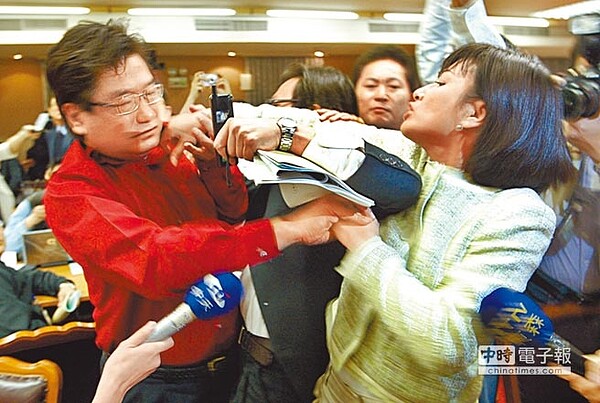 2009年4月在立法院內政委員會中,時任國民黨立委李慶華(左)言語波及民進黨立委邱議瑩「沒家教」,不滿遭侮辱的邱議瑩(右)上前打他一耳光。(中國時報資料照片)
