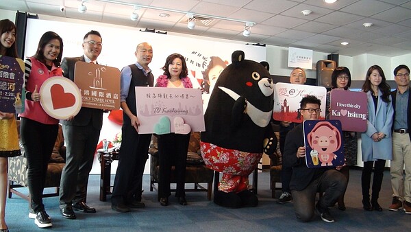 高雄市長韓國瑜(左4 )邀得許多名人為高雄代言。左5:高雄2月份觀光代言人、資深媒體人陳文茜。記者楊濡嘉/攝影