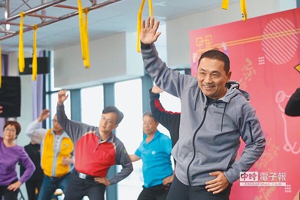 新北市13座國民運動中心在大年初二到初五期間,提供體適能中心及游泳池半價優惠,新北市長侯友宜(右)昨到三重國民運動中心體驗。(譚宇哲翻攝)