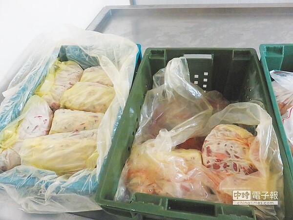 板橋知名後埔戰鬥雞排店遭民眾檢舉使用過期原料,新北市衛生局22日前往位於土城的工廠稽查,現場封存疑似逾期的生鮮及醃漬雞肉原料共2943公斤。(譚宇哲翻攝)