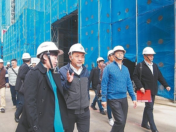 新北市長侯友宜(左2)上任後重視招商,並提出簡政便民「行動辦公室」,直接前往招商地點與廠商洽談,共同突破障礙。 圖/聯合報系資料照片