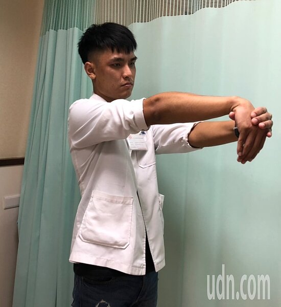 緩解手殘第一招「手肘伸肌群牽拉運動」:手肘伸直,對側手協助將手腕向下壓,在可忍痛的範圍停留10秒,每回15至20次,每天1到3回。記者蔡容喬/攝影