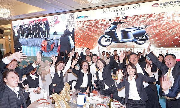 永慶房產集團2018尾牙大串聯,全台將席開1600桌。照片是1月23日永慶不動產高屏區,在漢神大飯店舉辦千人尾牙宴的盛況。(圖/永慶房屋提供)