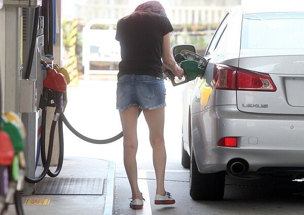 為穩定春節期間物價，經濟部長沈榮津今天說，油價將從1月28日到2月10日期間「只跌不漲」。 報系資料照 記者胡經周／攝影
