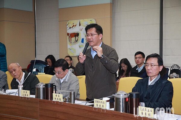 交通部長林佳龍(右二)率同次長王國材(右三)、台鐵局局長張政源(右一)與鐵道局局長胡湘麟(左一)等官員，下午與普悠瑪罹難者家屬懇談會，討論賠償問題。記者黃義書╱攝影