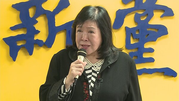 資深藝人鄭惠中召開記者會駁斥外界質疑,自稱低收入戶遭扭曲,難忍傷心邊講邊落淚。記者莊昭文/攝影