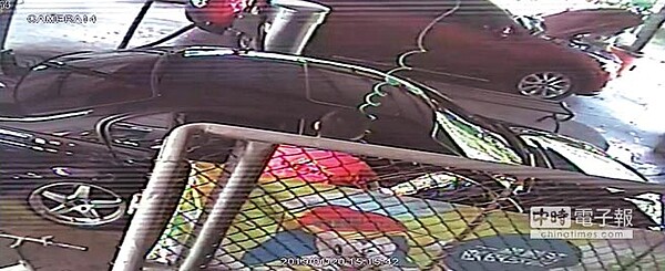 鄺姓男子疑似洗車不慎,將空氣風槍放在副駕駛座上,導致女童把玩後致死,圖為監視器畫面。(林瑞益翻攝)