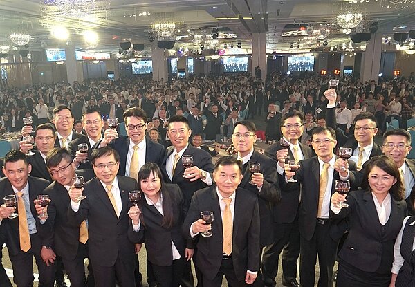 永慶不動產高屏區尾牙席開150桌,慶祝2018年單店平均業績超過3000萬的好成績。永慶房產集團董事長劉炳耀(前排左5)到場祝賀。(圖/永慶房屋提供)