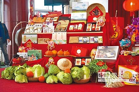 
花蓮年貨大街今年邀集100個攤商，讓民眾「一次買足」。（張祈攝）
 