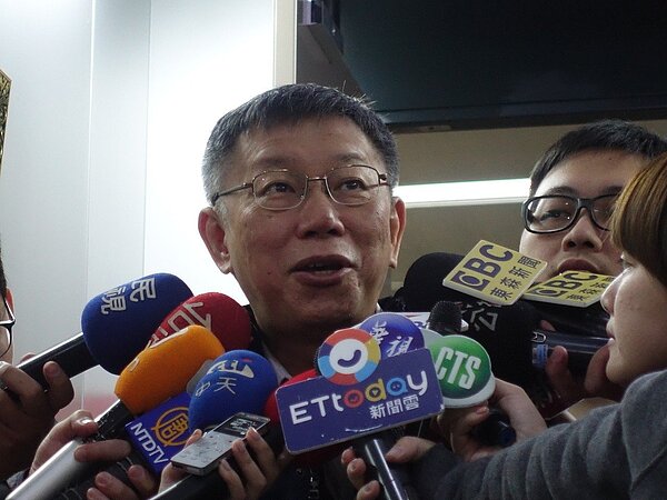 前台北縣長周錫瑋批台北市長柯文哲落伍了,柯笑回:我還在進化。記者邱瓊玉/攝影