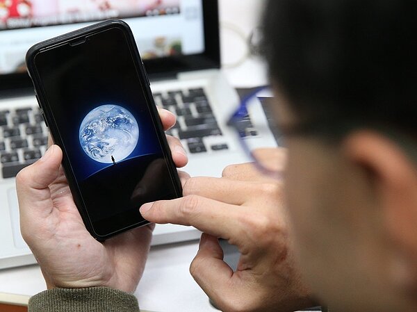 行政院資安處1月底將發布「各機關使用中國大陸資通訊產品處理原則」，3月將提出「清單」，包括各種涉及使用網際網路的中國大陸產品。目前公務手機已連不上中國網站。記者許正宏／攝影 