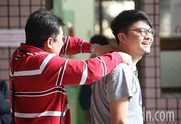 108年學測今天登場,一名陪考家長幫忙按摩肩頸,舒緩兒子的考試壓力。記者余承翰/攝影