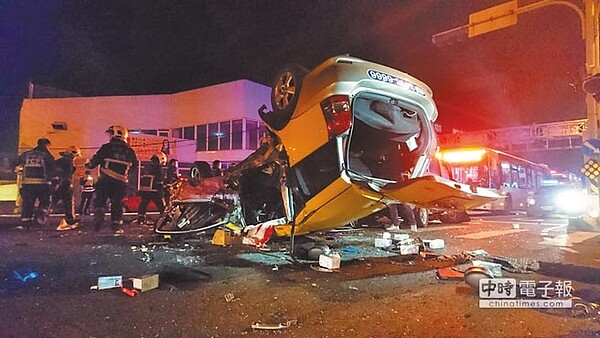 赖姓男子23日深夜酒驾超速撞翻刘姓运将的计程车，造成3死惨剧。（台中市消防局提供）