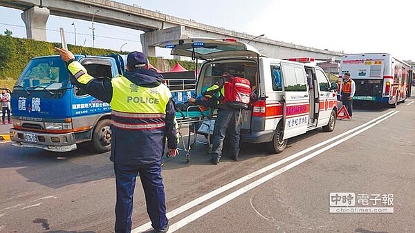 避免大塞車再現，新北交通局24日動員警消、工程等單位，舉辦大型車輛事故應變演練。（吳岳修攝）