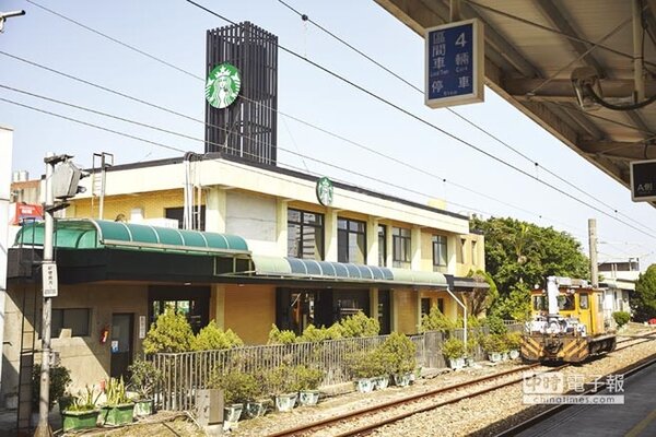 星巴克全台首間改建自舊火車站的「新竹新豐門市」24日開幕。圖／業者提供