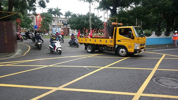 蘇花改禁行機車，但今天因有化學槽車在舊蘇花公路翻覆，交通阻斷，公路總局第四區養護工程處為免影響蘇澳東澳地區交通，今天下午3點開放機車走蘇花改。圖／公路總局第四區養護工程處提供
