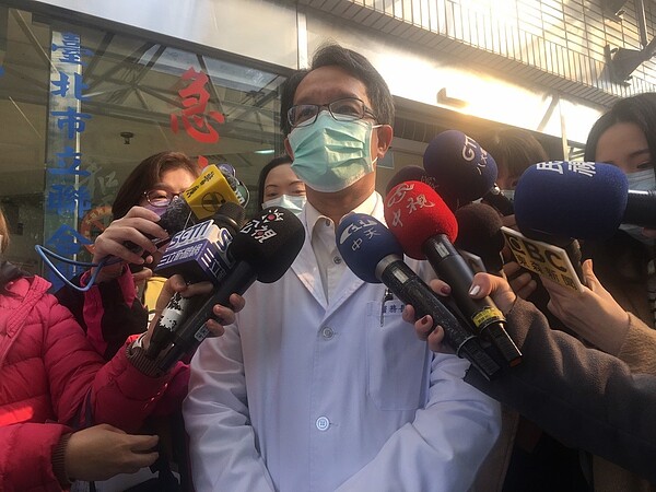 台北市聯合醫院和平院區爆發病人、護理師共13人群聚感染A型流感,其中一名51歲女性23日晚間10點死亡,醫務長陳修聖出面回應。記者魏莨伊/攝影