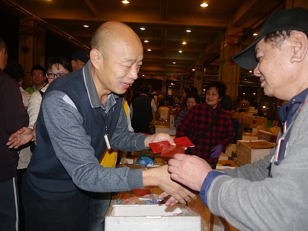 高雄市長韓國瑜初次視察魚市場,發送紅包拜早年。 記者徐白櫻/攝影