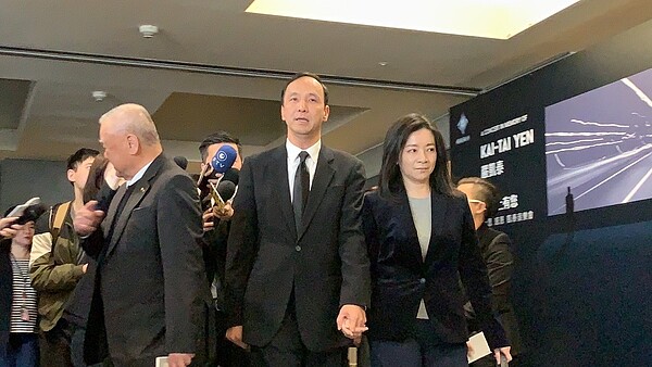 嚴凱泰追思音樂會今天下午在新北市政府多功能集會堂舉辦,朱立倫由妻子高婉倩陪同出席。記者張曼蘋/攝影