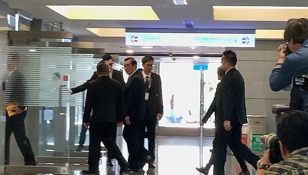 裕隆集團董事長嚴凱泰去年逝世,今天下午在新北市政府多功能集會堂舉辦追思音樂會,前總統馬英九等政商名流陸續進入會場,對於現場媒體發問,馬英九僅回頭看一眼。記者張曼蘋/攝影