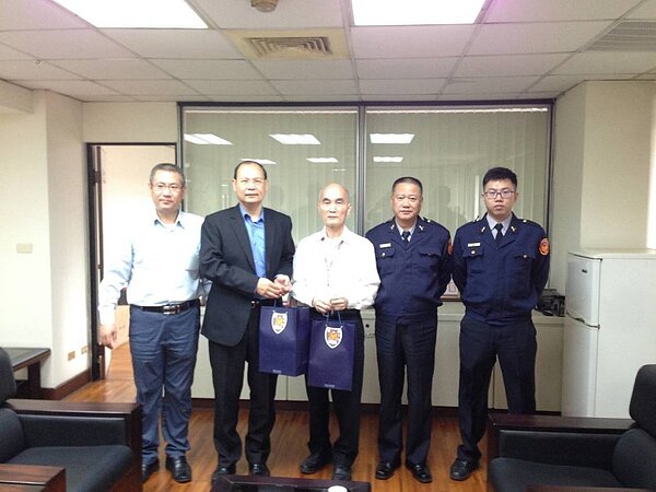 台中警方拜訪金融單位,也宣導護鈔服務。圖/警方提供