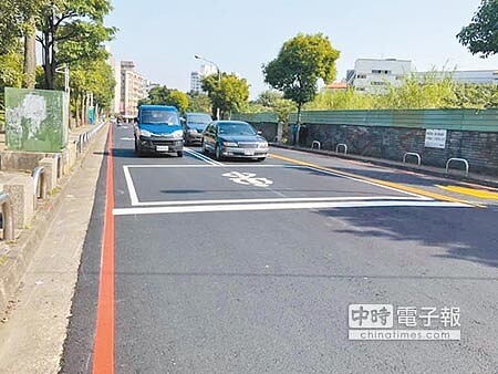 平鎮區復旦路二段、育達路二段連結文化街,配合工程塗銷停車格並畫設紅線。(呂筱蟬攝)