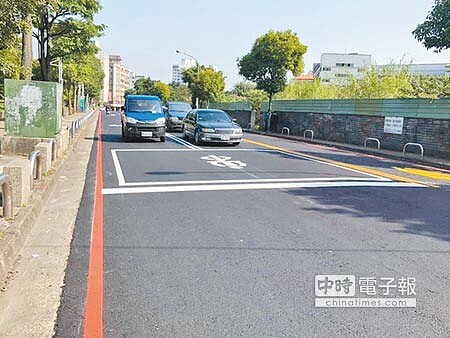 平鎮區復旦路二段、育達路二段連結文化街，配合工程塗銷停車格並畫設紅線。（呂筱蟬攝） 