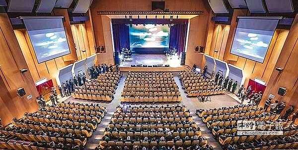 裕隆集團在新北市政府多功能集會堂,為已故執行長嚴凱泰,舉行追思音樂會,邀請1,400位嚴凱泰生前的各界好友參加。圖/裕隆提供