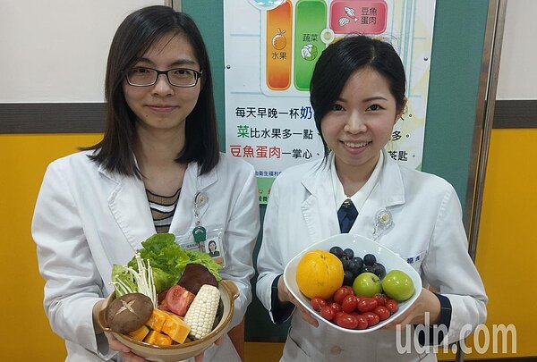 衛福部台中醫院營養師詹于萱(左)建議吃原態食物、少加工、醬料、勾芡,營養師陳翊甄(右)建議先吃青菜、點心可以用水果取代,女性一天不要超過二個拳頭大小。記者趙容萱/攝影