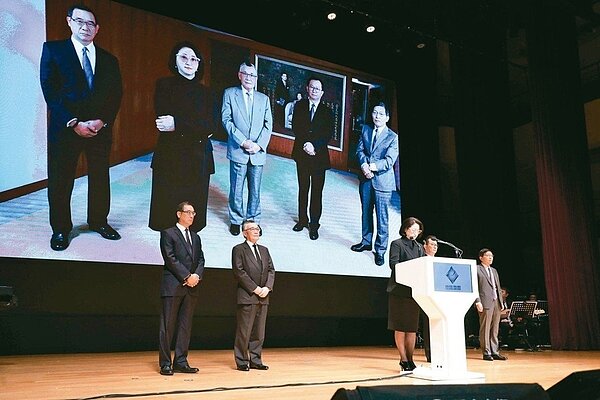 集團執行長嚴陳莉蓮（中）帶領決策委員上台，宣示將完成嚴凱泰國車國造的未竟使命。 裕隆／提供