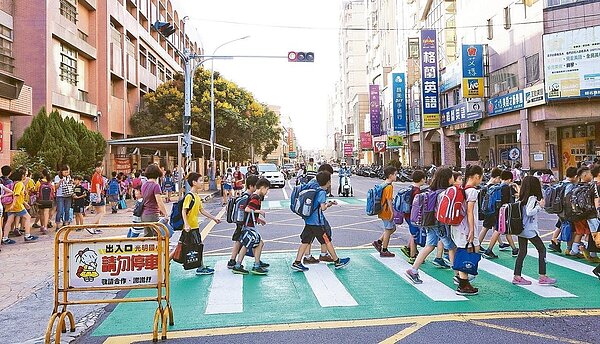 桃市府交通局未來將持續在學區設置「交通寧靜區」。圖/聯合報系資料照