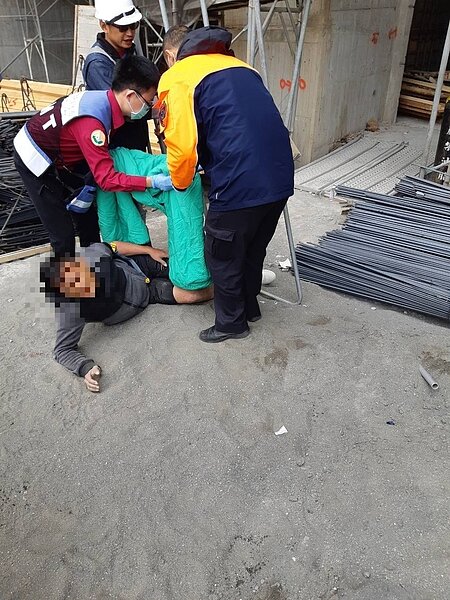 台南安平區一建築工地鷹架從天而降,砸傷在底部施工人員。記者邵心杰/翻攝