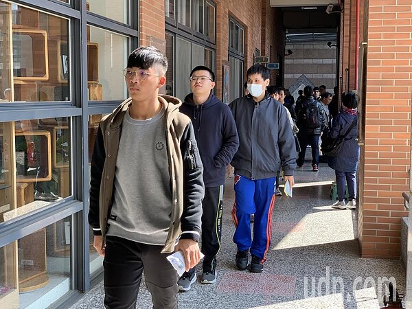 大學學測考生說國文寫作測驗看似好寫，但不好發揮。記者喻文玟／攝影 