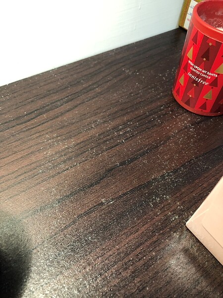 木質家具易長黴,單純擦拭並無法根治。(圖/擷取自網友@raymond7021)