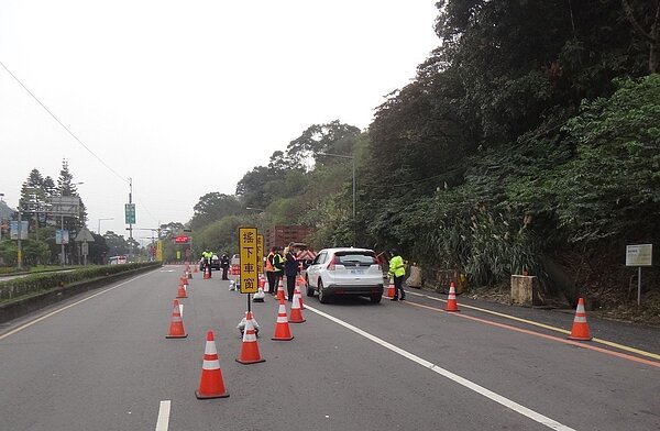農曆春節連假將屆,國道5號易壅塞,會影響石碇及坪林區周邊道路車流,新店警分局在春節連續假期,自108年2月2日至2月10日期間彈性實施交通疏導與管制,其中2月5日至7日,每天上午7時至中午12時配合交通部高速公路局,在國道5號石碇及坪林交流道南下入口匝道實施高乘載管制。圖/新店警方提供