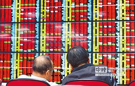 台股農曆年封關倒數,近期外資大舉買超,並悄悄布局高殖利率股。圖/本報資料照片