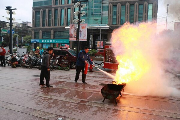 新北市消防局第七救災救護大隊在永和區中山路比漾廣場舉辦春節前搶救演練,模擬災害發生時的緊急搶災應變作為,大陣仗演習過程十分逼真。圖/消防局提供