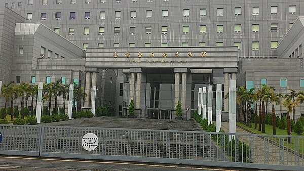 台南市女子阿美(化名)與先生結婚後2年多,先生突然留下紙條不告而別, 她去年底向戶政事務所申請戶籍謄本,竟發現戶籍下多了一名女孩,才發現先生離家後與她人通姦生下一名女孩,她向台南地院訴請離婚,法官判准,全案可上訴。圖為台南地院外觀。圖/本報資料照片