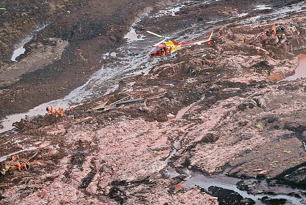 水壩決堤導致近三百名員工與居民失蹤,救難人員赴現場搜救。 (法新社)