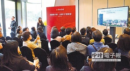 上海台商團26日到高雄市博愛二路看屋,現場成交1戶,令業者相當開心。(林瑞益攝)