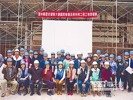 張麗善(前左五)主持大復戲院工地現場展,宣布將於9月開幕。(張朝欣攝)