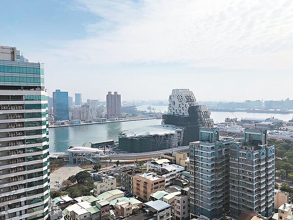 高雄房市仍陷低迷狀態,各界盼望有感經濟,能夠激勵房價上漲。 記者林政鋒/攝影