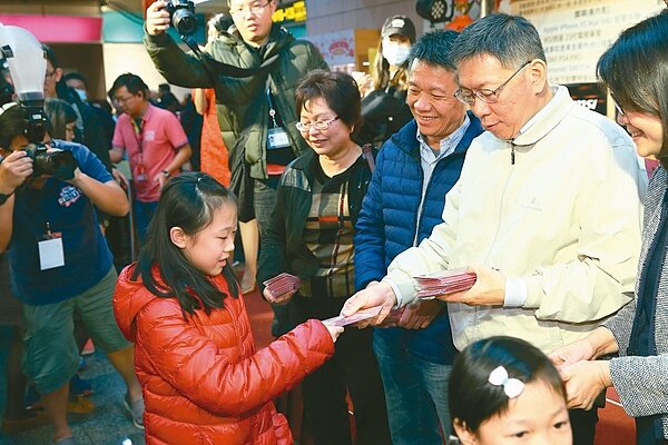 台北市長柯文哲(右)昨天走訪台北地下街、後站商圈與華陰街商圈,發送發財金。 記者葉信菉/攝影