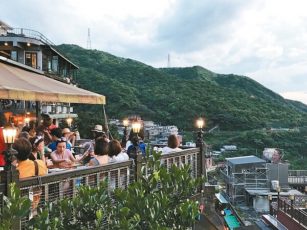 九份但屢傳有私人停車場哄抬價格,新北市府針對一家違規業者開出最高1.5萬元罰鍰。 記者吳淑君/攝影