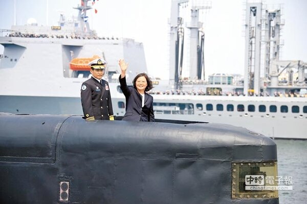潛艦國造能否於2024年完成，仍有變數；圖為蔡英文總統2017年3月21日登上海虎軍艦駕駛臺。（軍聞社資料照）