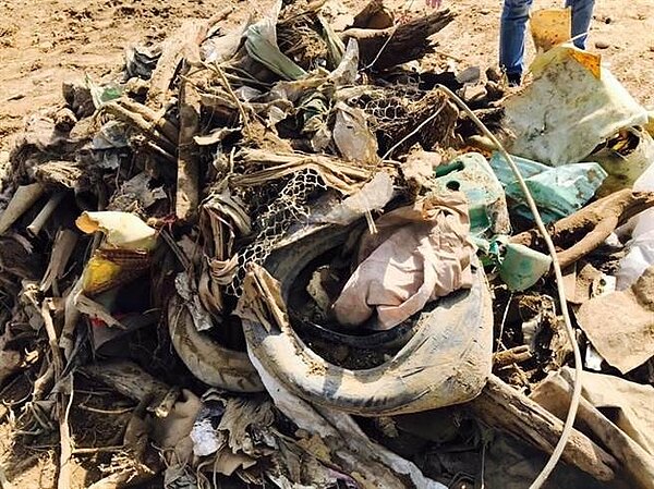 工人將摻雜在路基回填土方的電磁爐、吸塵器等垃圾廢棄物清出,堆成小山。(何冠嫻翻攝)